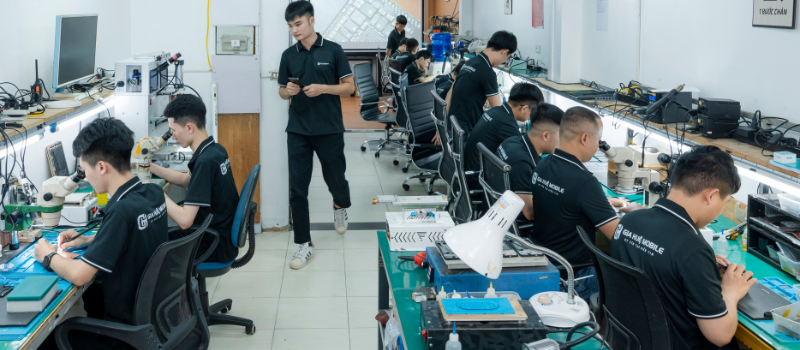 Đội ngũ kỹ thuật viên tay nghề cao tại Gia Huệ Mobile đảm bảo quá trình sửa lỗi Wifi Samsung S22 Plus an toàn tuyệt đối
